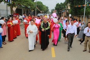 GP.Hưng Hóa - Đức cha Phêrô Nguyễn Văn Viên dâng Thánh lễ ban Bí tích Thêm Sức và làm phép ngôi nhà thờ giáo xứ Phú Cát